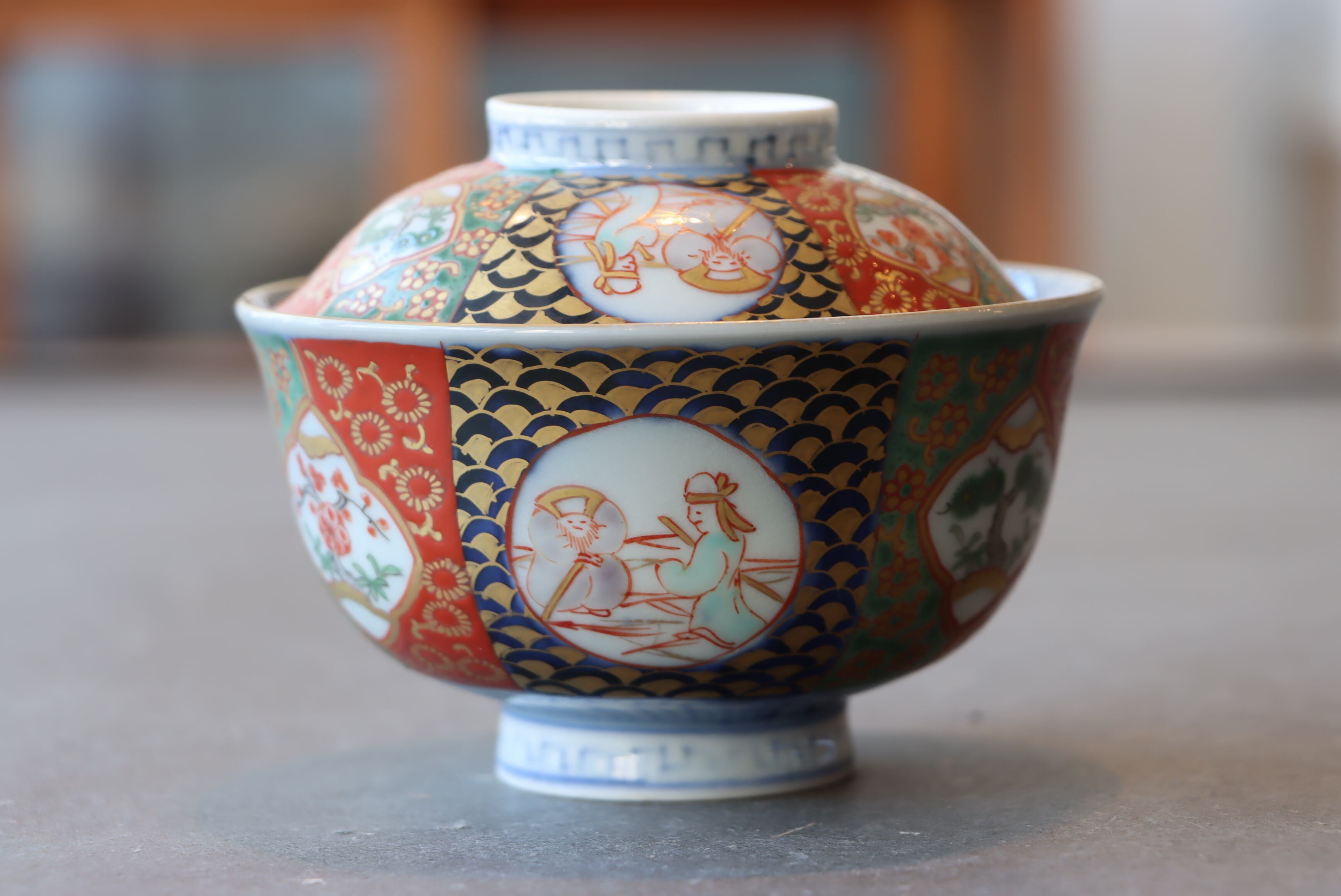 伊万里焼 色絵 桃手 鶴亀翁文 蓋茶碗 通りもの/Imari coverd bowl