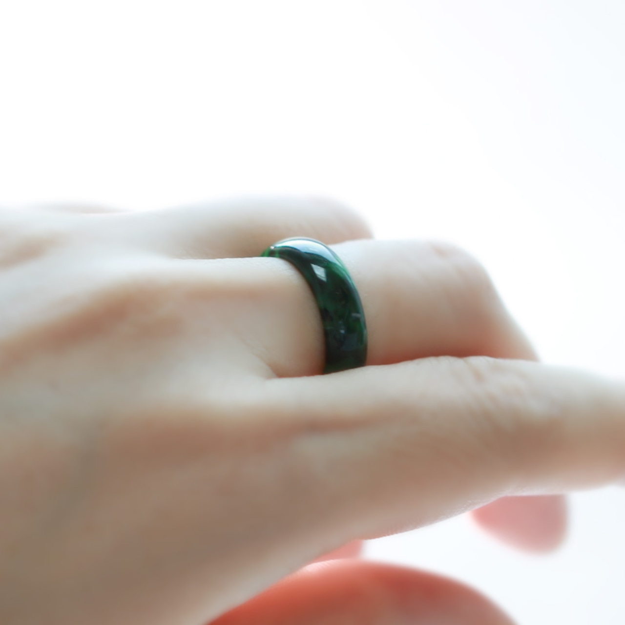 【13,5号】レアカラー翡翠くり抜き甲丸リング A貨翡翠 jd_rg2070