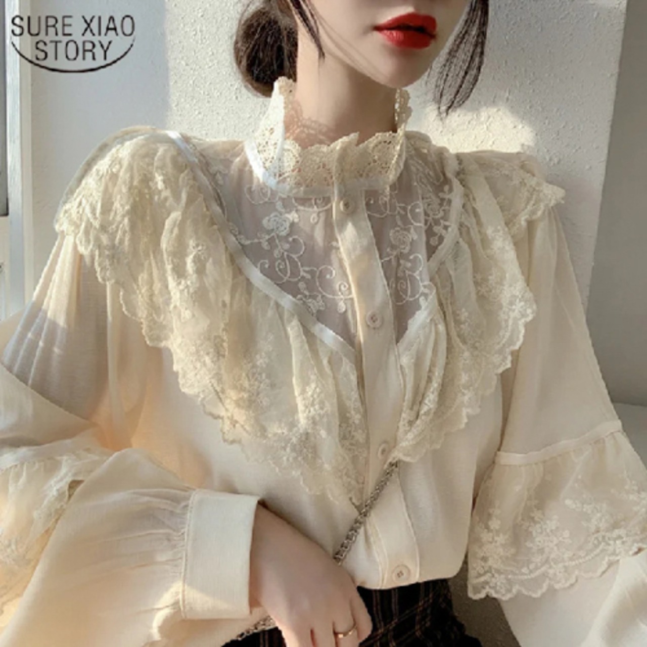 女性のための大きくて愛らしい春の服,白いフリルのブラウス,スタンド 