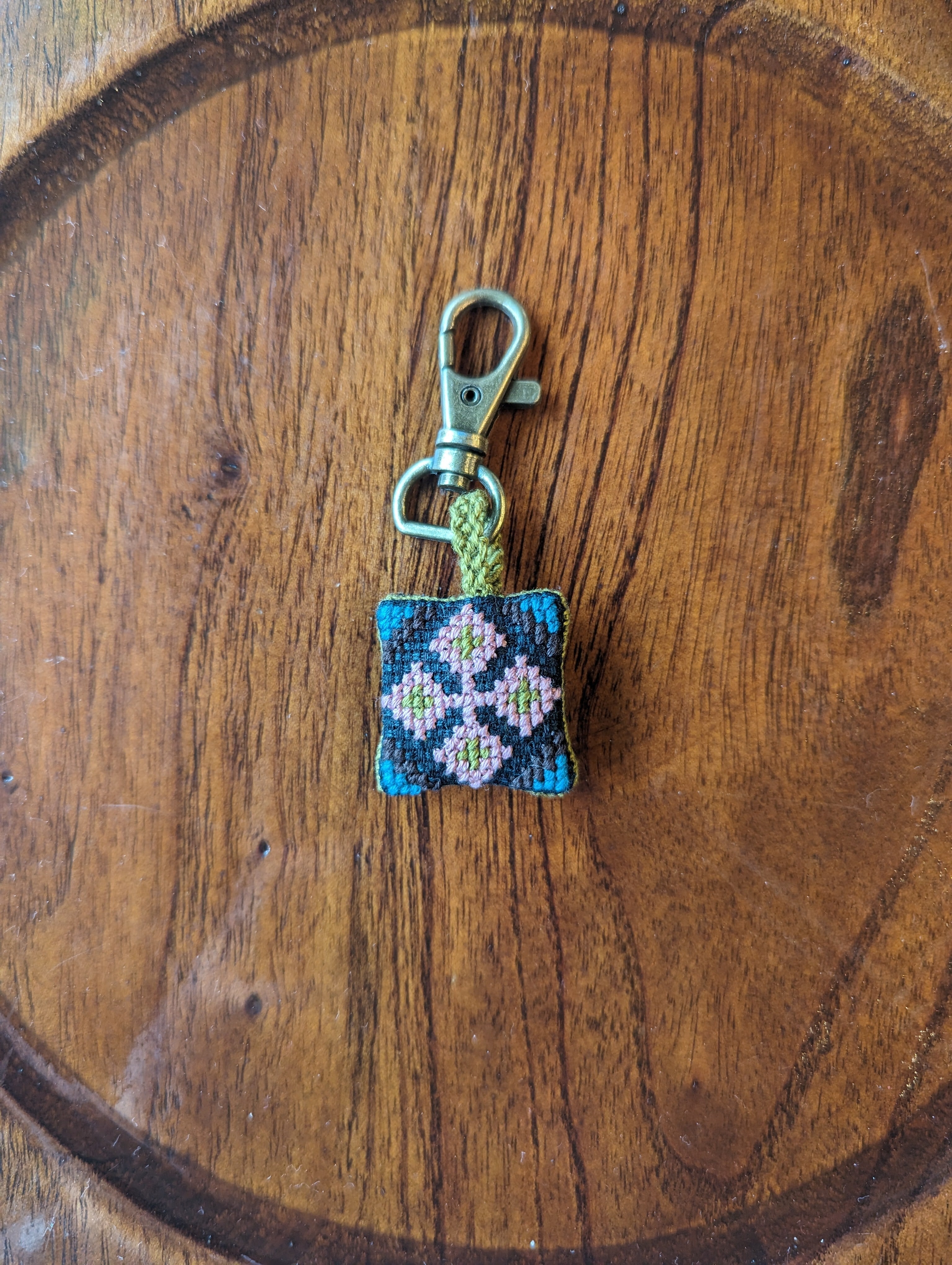 手刺繍existence マースお守り