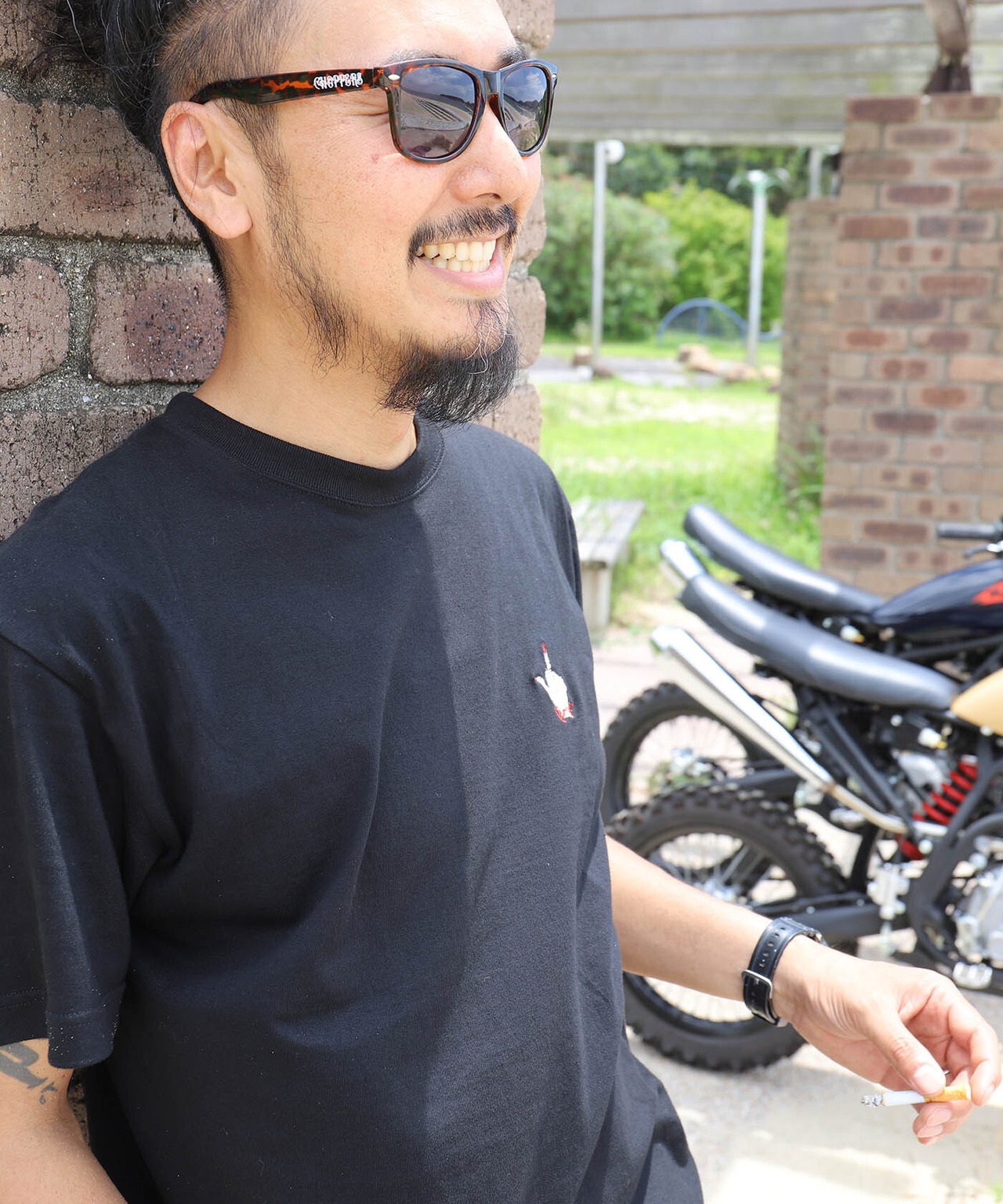 RAISE MIDDLE FINGER - 刺繍Tee (Lサイズ)