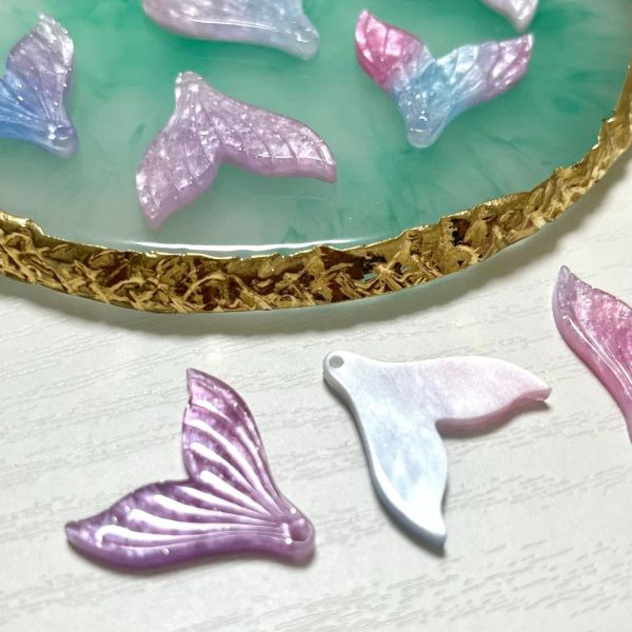 【2個】ラメマーブルホエールテールアクリルチャーム/ハワイアン/パープル