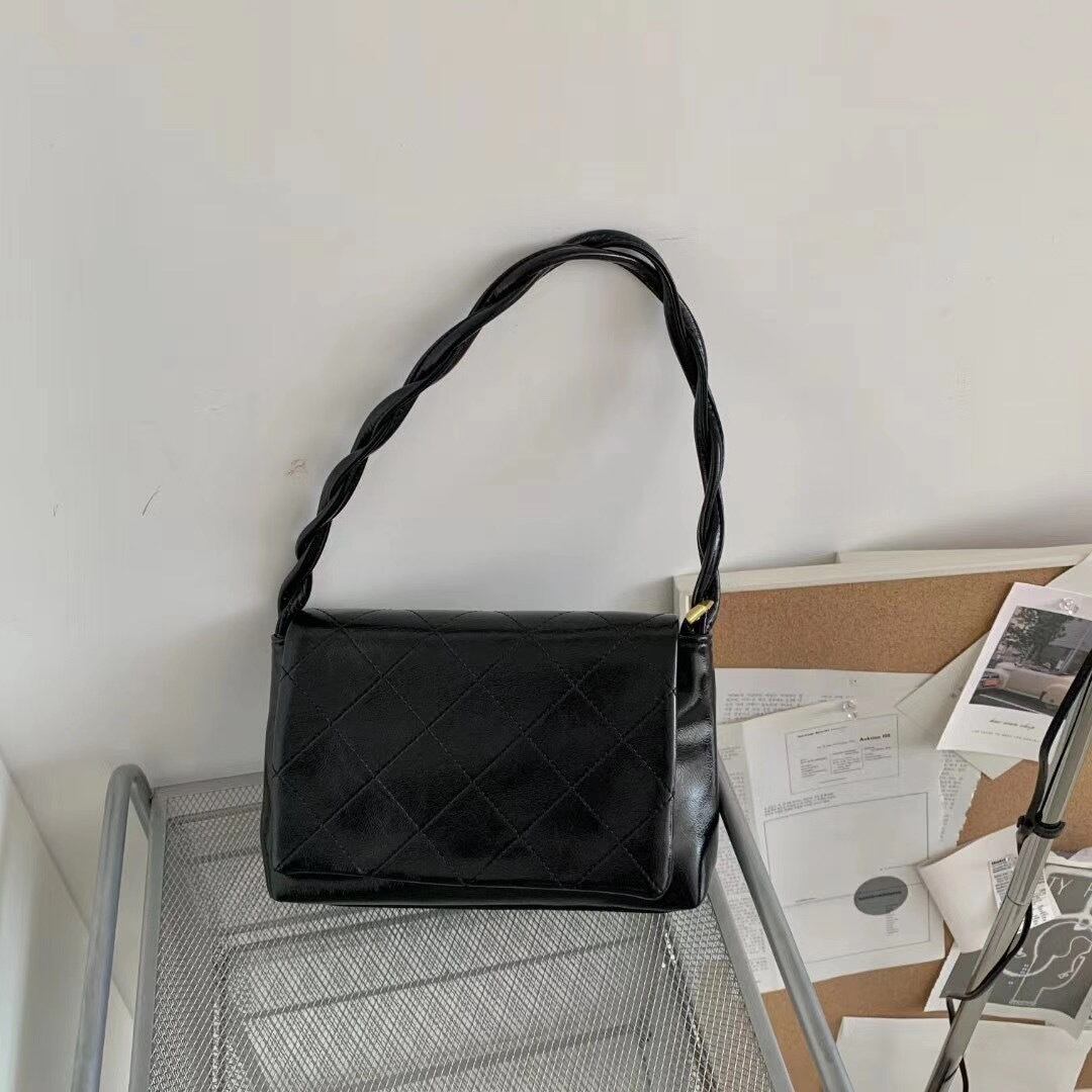 ツイストハンドルフラップバッグ