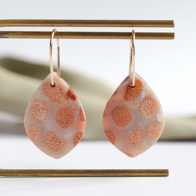 時間を纏う・花模様の天然石ピアス｜フォッシルコーラル 菊目石 ピンク グレージュ 一点もの 14kgf 大人 シンプル 金属アレルギー対応