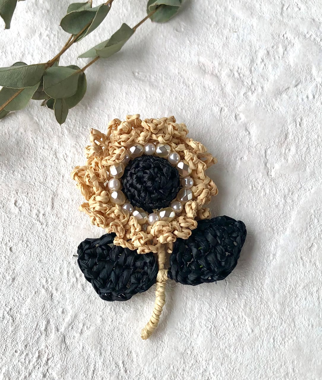 ラフィアの花ブローチ(Natural x Black) | Te 手 / deuxplan