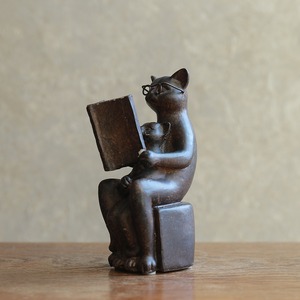 仲良く読書をする、ネコの親子