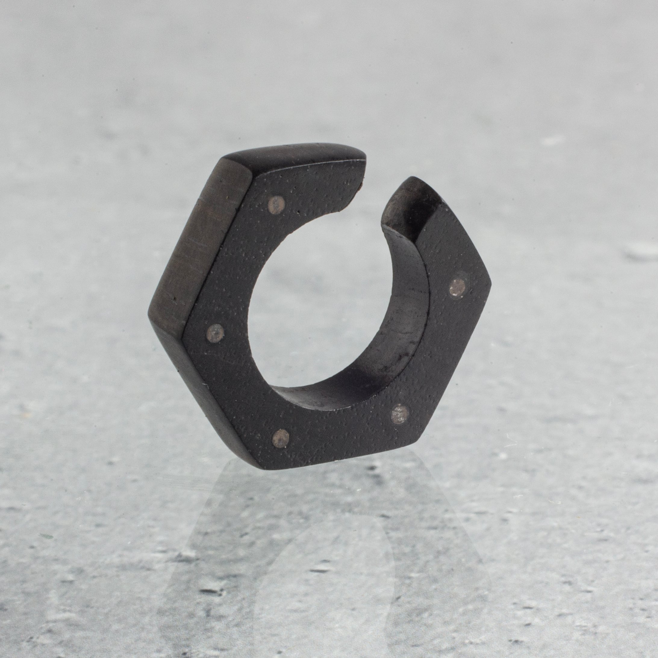 MPINGO ピッコロになりたかった木の六角形のSV象嵌細工のナットデザインイヤーカフ