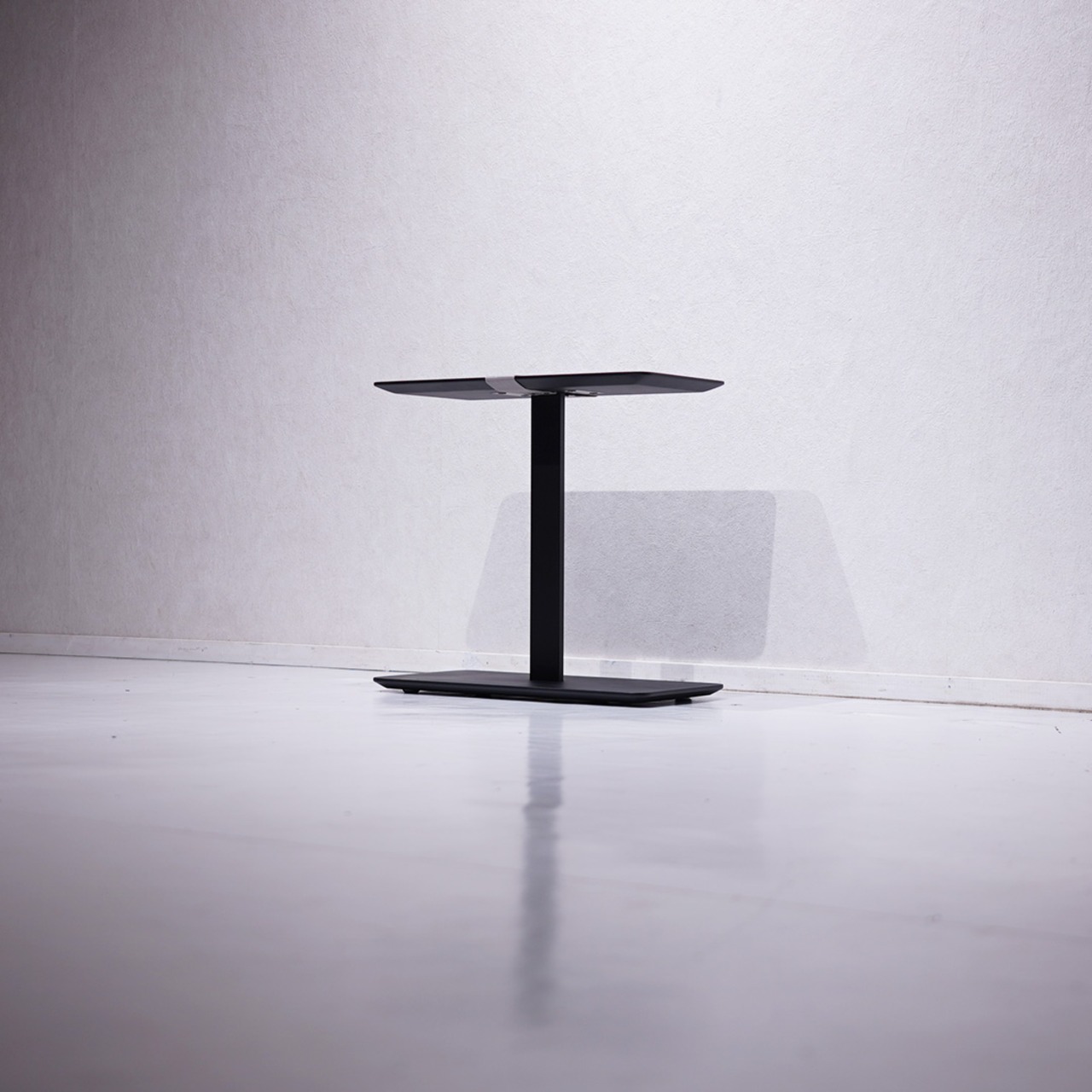Viccarbe Serra Table / カッシーナ取扱 モダン デザイナーズ テーブル ヴィッカルベ セラ サイドテーブル 美品 Victor Carrasco（関連:Calligaris,Magis,arper）