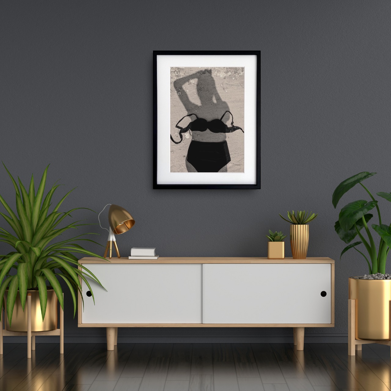 砂上のシルエット｜モノクロが映す影とビキニのミニマルフォトアートポスター｜大人のビーチインテリアに｜A4ポスター