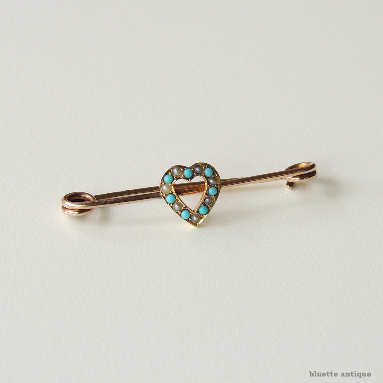 英国アンティークジュエリー 15ctゴールド 天然ターコイズ 真珠 ハート バーブローチ (ソーティングメモ付)