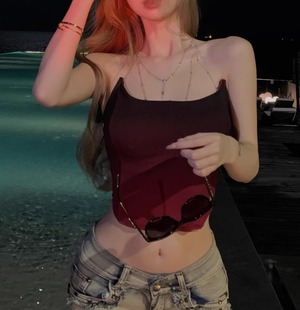 レディース トップス クロップド丈 袖なし キャミソール 襟なし 背中開き チェーン 薄手 かわいい 大人可愛い おしゃれ エキゾチック 個性的 クール モード系 存在感 都会的 ラグジュアリー 無地 春 夏 秋 ロングシーズン 学生 デート お出かけ イベント リゾート 旅行 海 ビーチ 女子会 休日 ショッピング コンサート ライブ カフェ 重ね着 韓国 オルチャン プチプラ 普段使い 着回し モテ インスタ映え S M L XL 2XL 小さいサイズ 大きいサイズ レッド 大人カラー