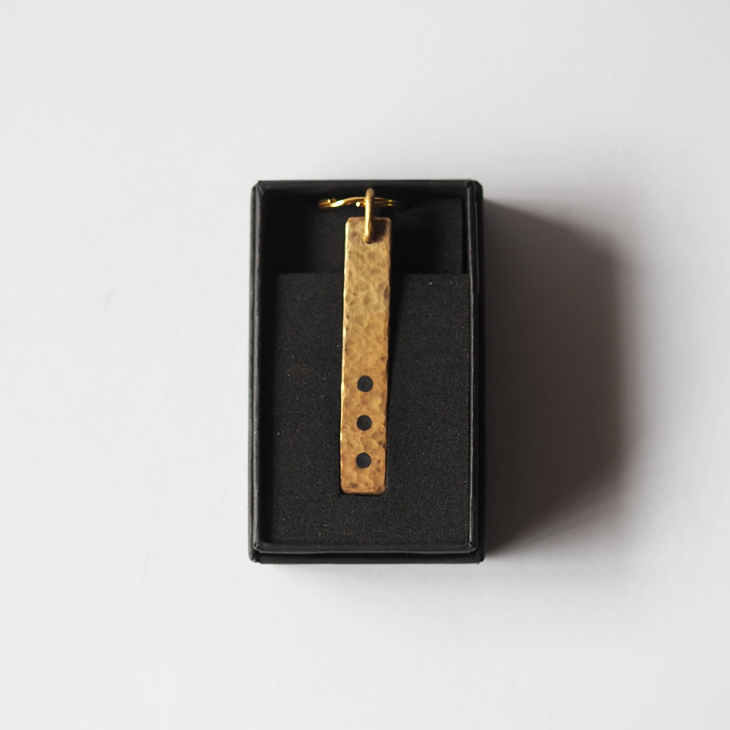 槌目の真鍮と銅の黒染めのキーホルダー｜経年変化を楽しむ、シンプルで