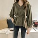 【送料無料】 トップス レディース シャツ l 長袖 大きいサイズ xl 2xl 3xl 4xl ドロップショルダー Vネック ボリューム袖 無地 レトロ きれいめ カジュアル ウエストマーク 美スタイル 緑 黒 白 グリーン ブラック ホワイト シンプル オフィス コーデ こなれ感 OL 通勤 おしゃれ ママ ラフ感 スタイルアップ 着やせ 学生 通学 デート 春 秋 10代 20代 30代 新作 ゆったり オーバーサイズ