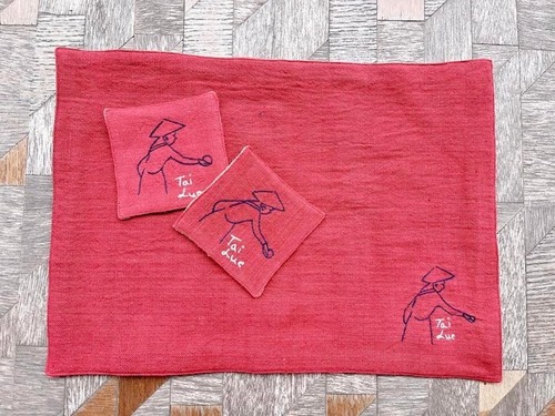 【Coi】民族のくらし刺繍　ランチョンマット　タイルー族　綿花の摘み取り　赤
