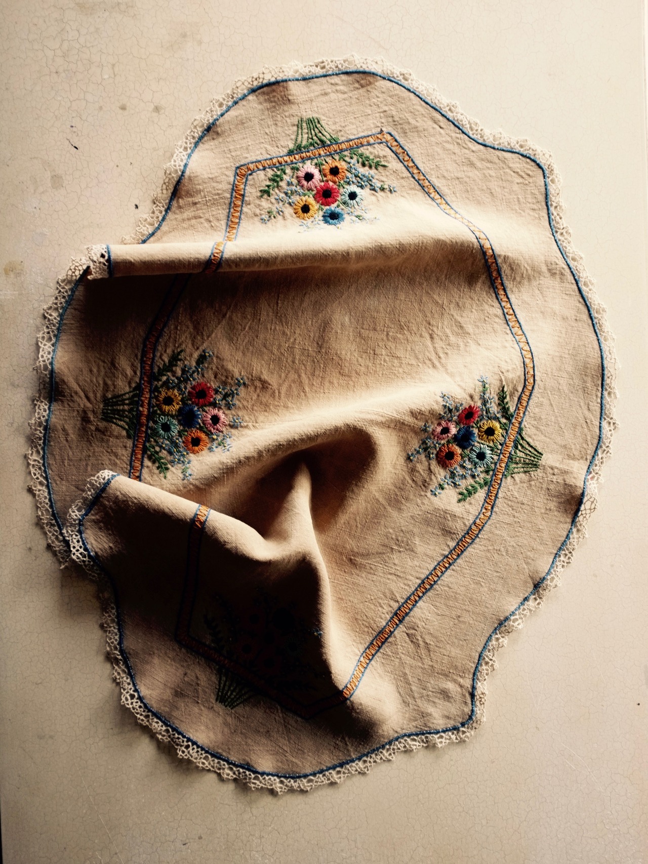 フランスアンティーク 110c 濃密な花束とホームスパンリネン刺繍クロス