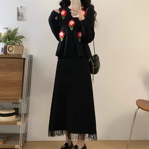【2点セット】フラワー刺繍ペプラムニットトップス＋フリンジヘムロングワンピ ・74259