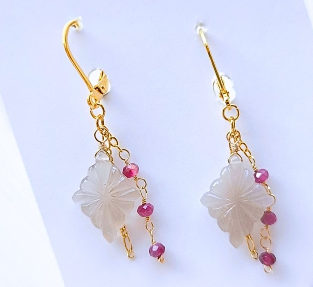 グレームーンストーンとルビーの天然石ピアス［CHI-075］