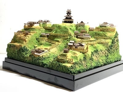 032☆完成品 春日山城 ケース付き 上杉謙信の城 新潟の城 お城 模型