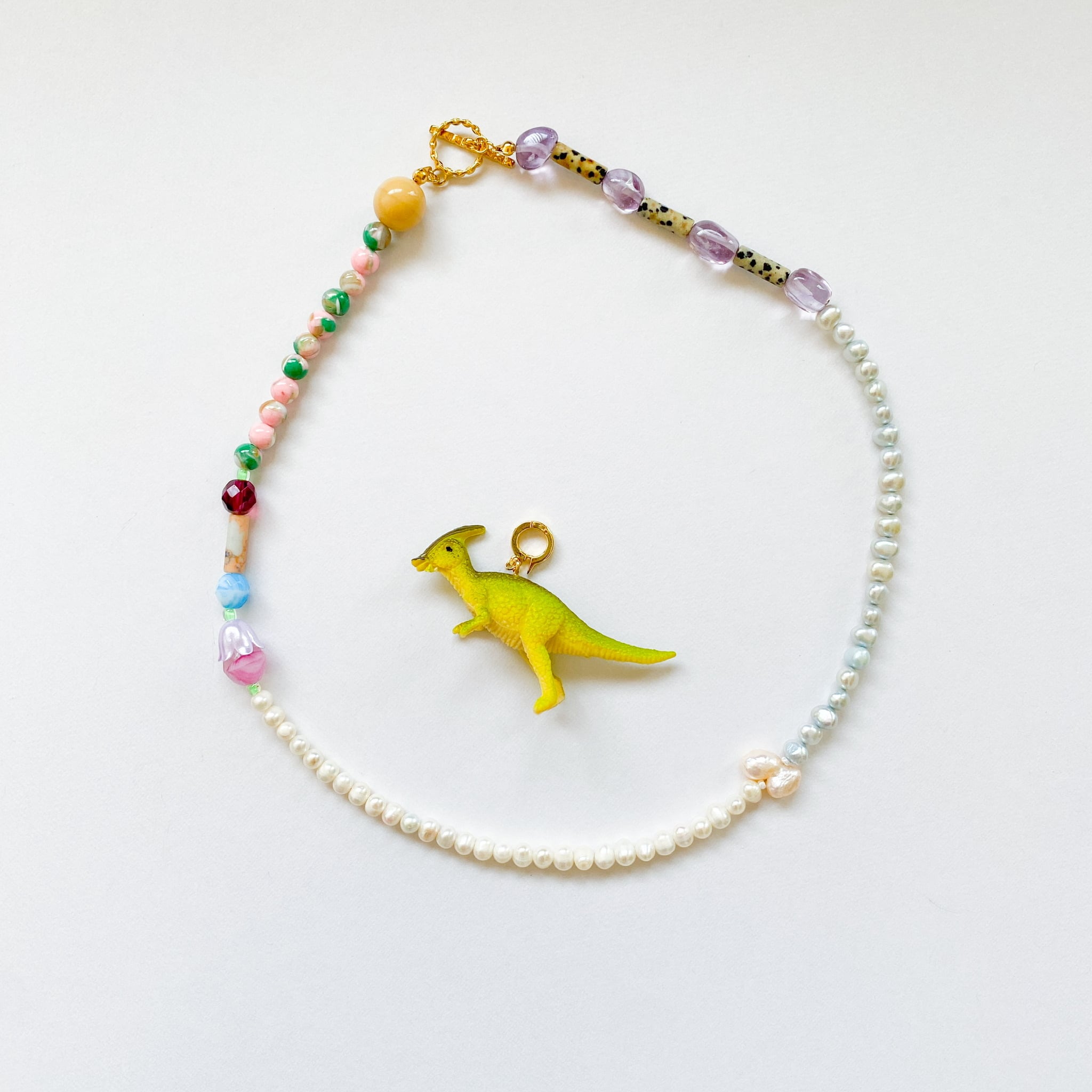 淡水パールとビーズのネックレス(たまに天然石）恐竜チャームつき