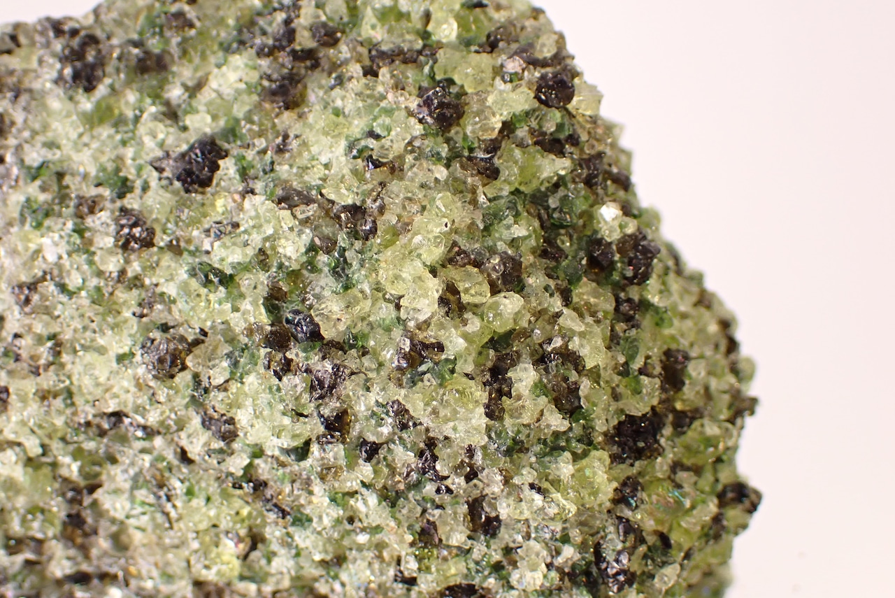 【標本】母岩付ペリドット　142.50g　[D4-3]