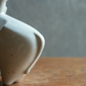 暴れ牛を必死で操る少年