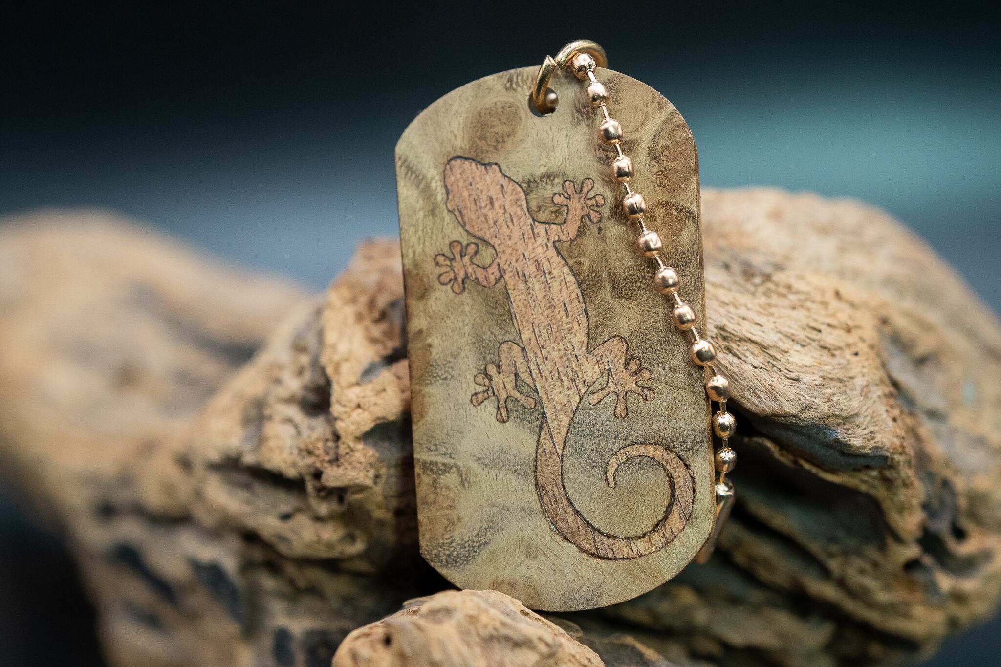 【 緻密な黄金の杢 】 マーブルウッド ドッグタグ 象嵌 木登りトカゲ