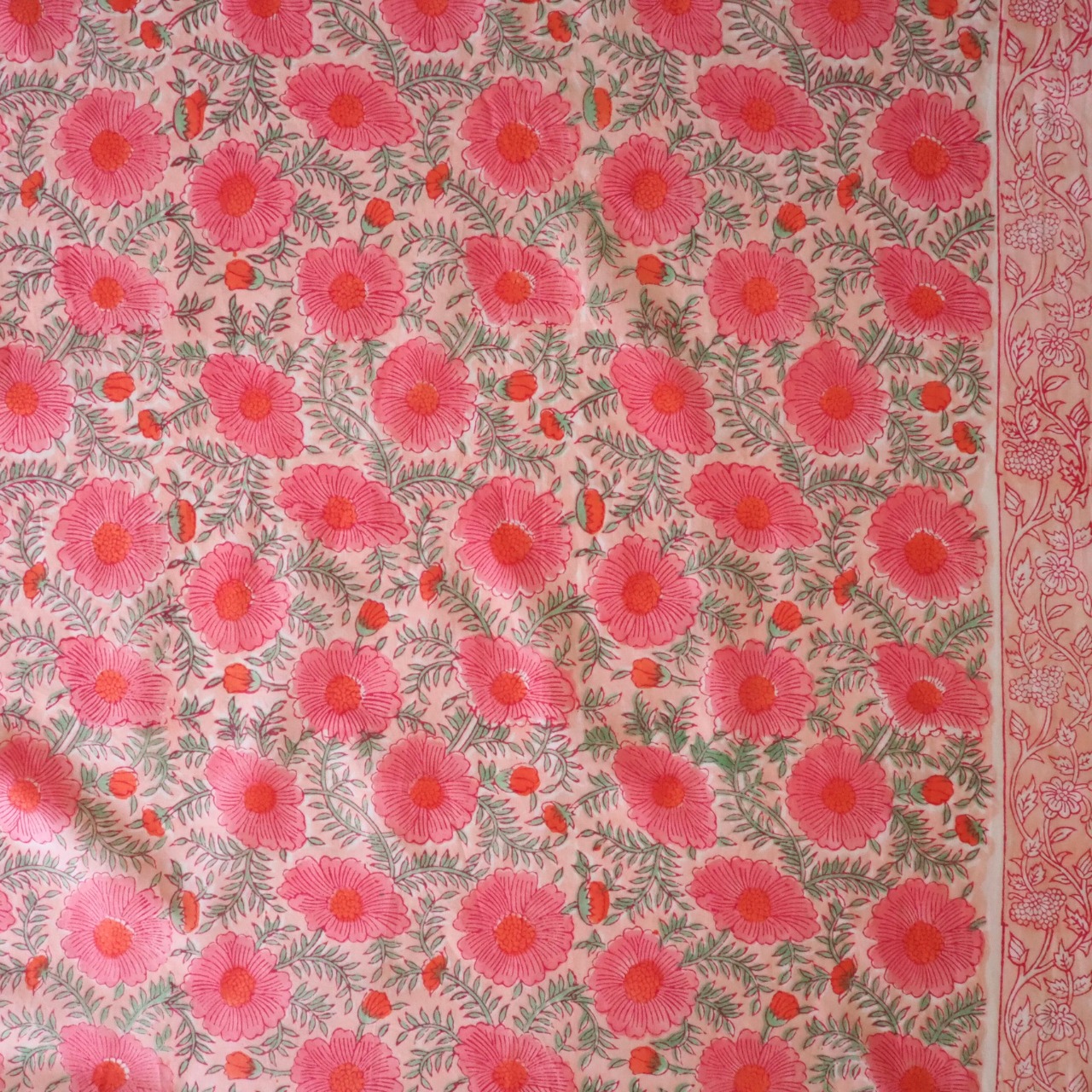 ブロックプリント生地【50cm単位】インド綿 片耳ボーダー付き 花柄 コーラルピンク #38776-PK4