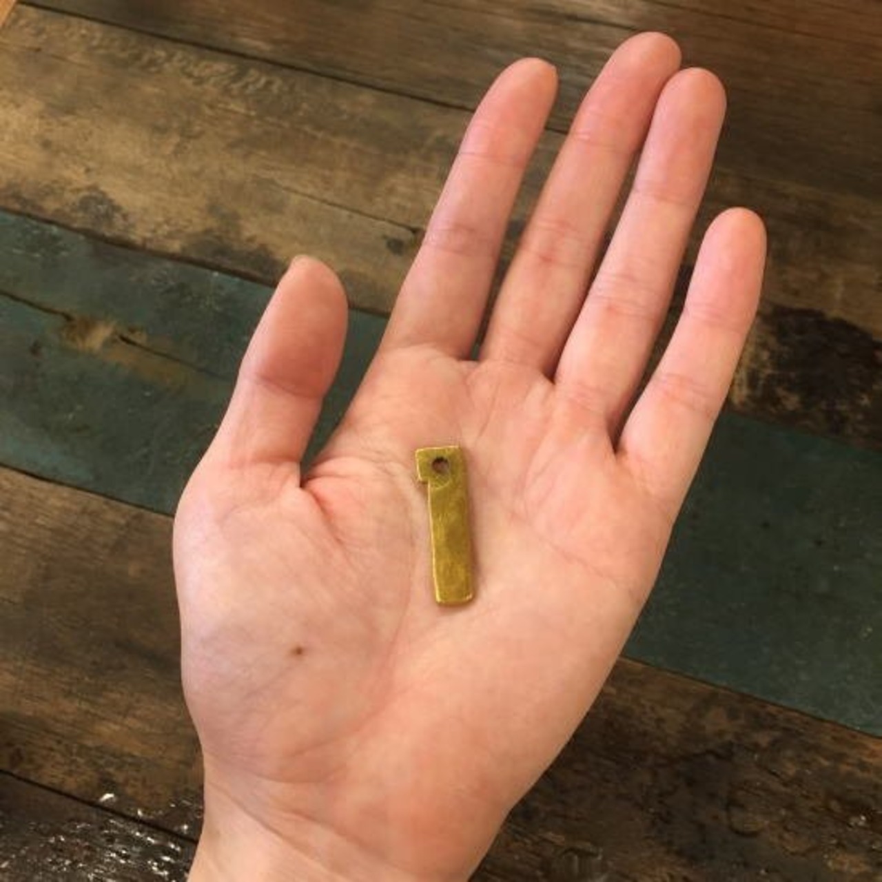 TOPANGA Zakka India Gold Hammered Iron Number Plate S 3cm 　インド　ゴールドハンマーアイアンナンバープレート　小　看板　サインプレート　鉄　住所　店舗　槌目
