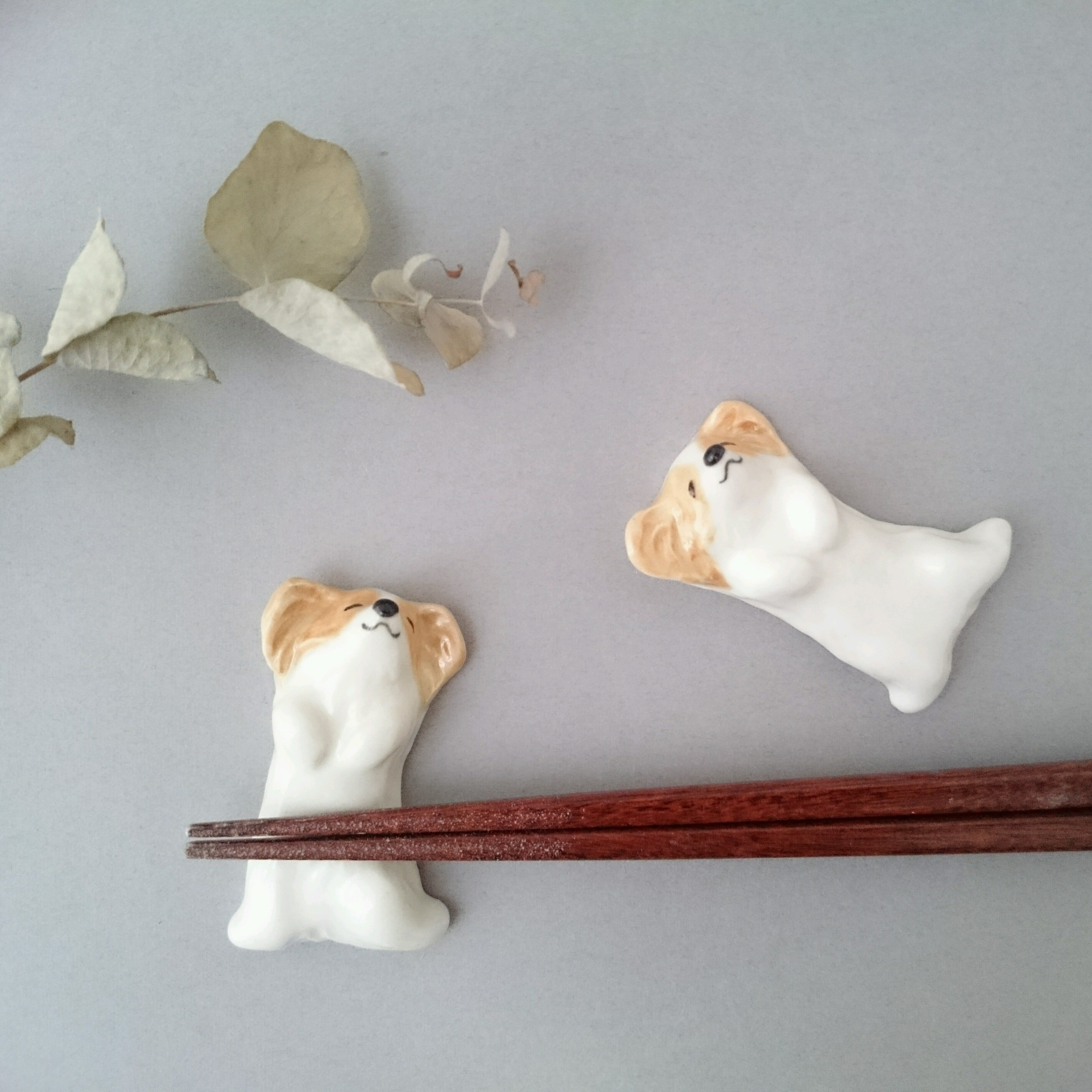 パピヨンの箸置き（茶系）仰向け | 陶器のことり