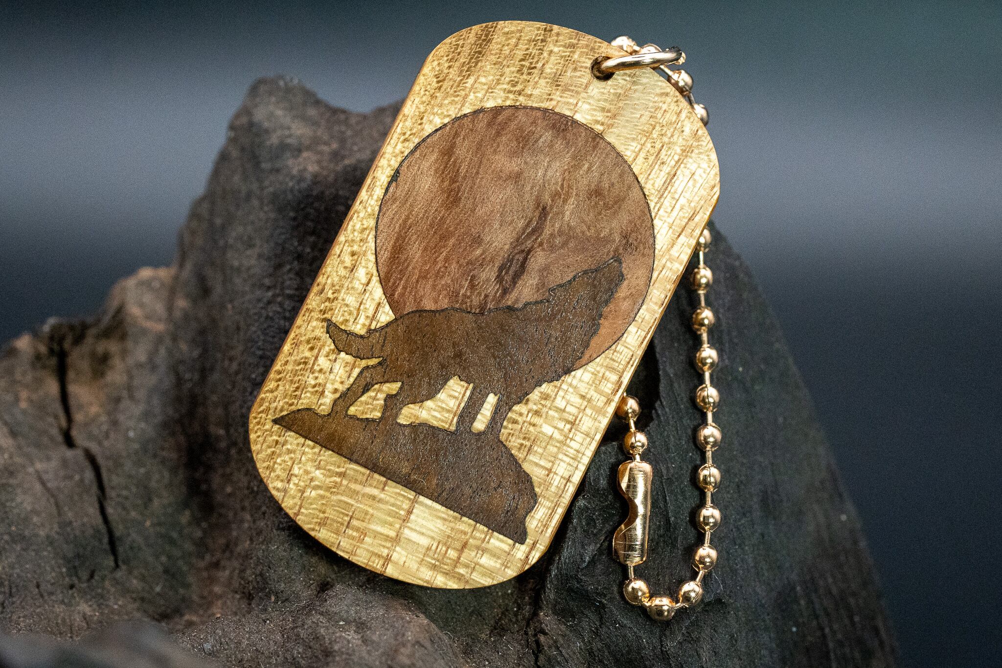 【黄金の木】 御蔵島 金桑 ドッグタグ 象嵌 月と狼