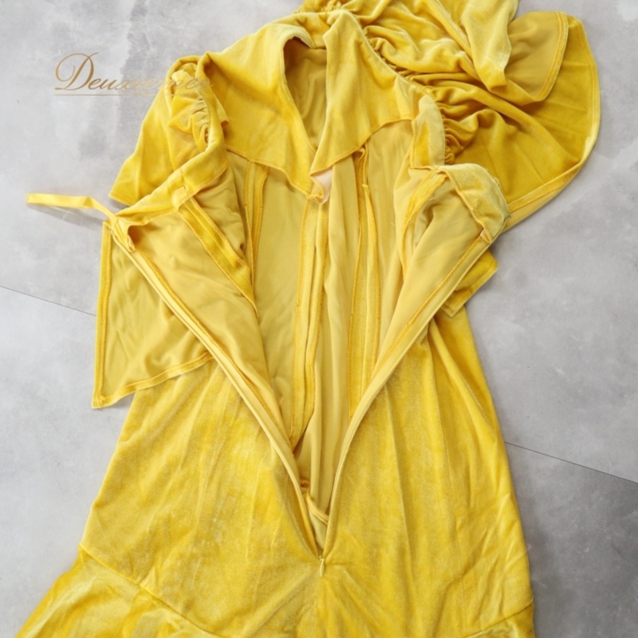 フラダンス 衣装 ワンピース ドレス イエロー系 ブルーヘブンカンパニー ベロア 無地 黄 BLUE HEAVEN COMPANY ワンショルダー 光沢感 高級感 ハワイアン アロハ フラ ダンス レッスン 練習 華やか 鮮やか かわいい おしゃれ 上品 大人っぽい フラダンス衣装 高級 フラドレス カラフル衣装 イエロー ワンピースドレス ステージ衣装 パーティー衣装 上品さのあるデザイン 舞台用衣装 輝く光沢 華やかなスタイル おしゃれなデザイン フェスティバル用衣装