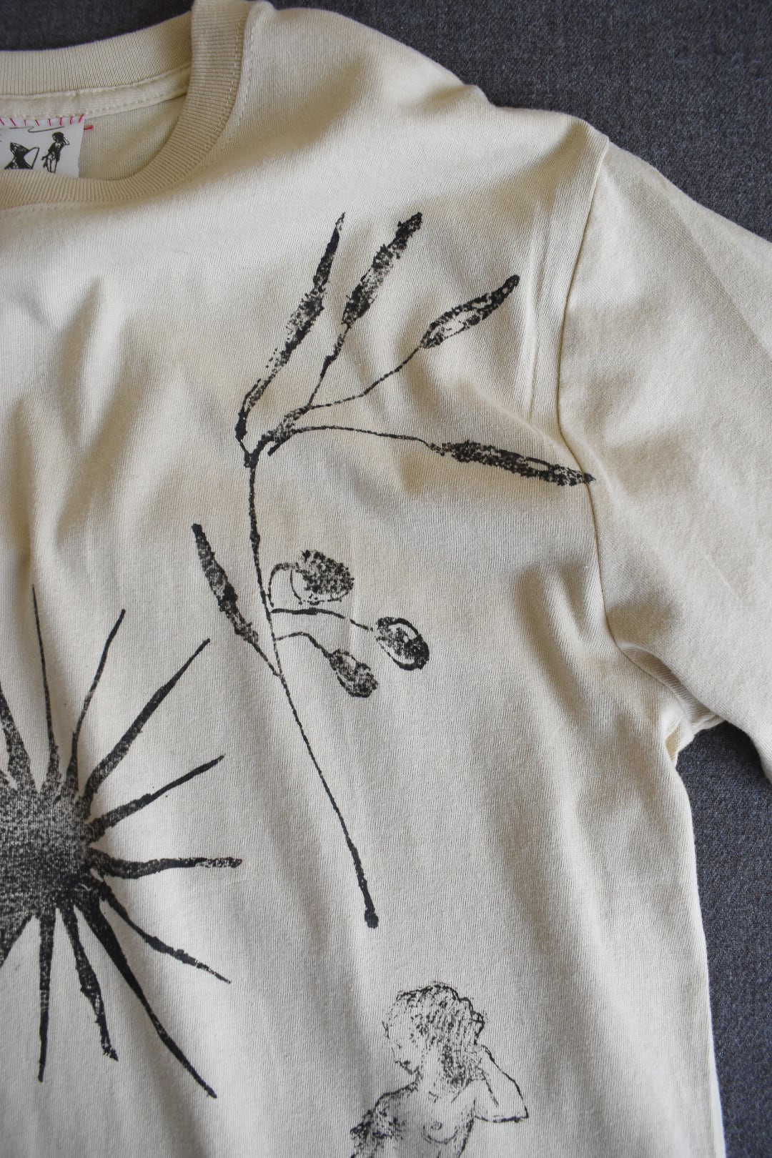 即納】physis block-printed Tshirt / sand beige | physis (ピュシス)