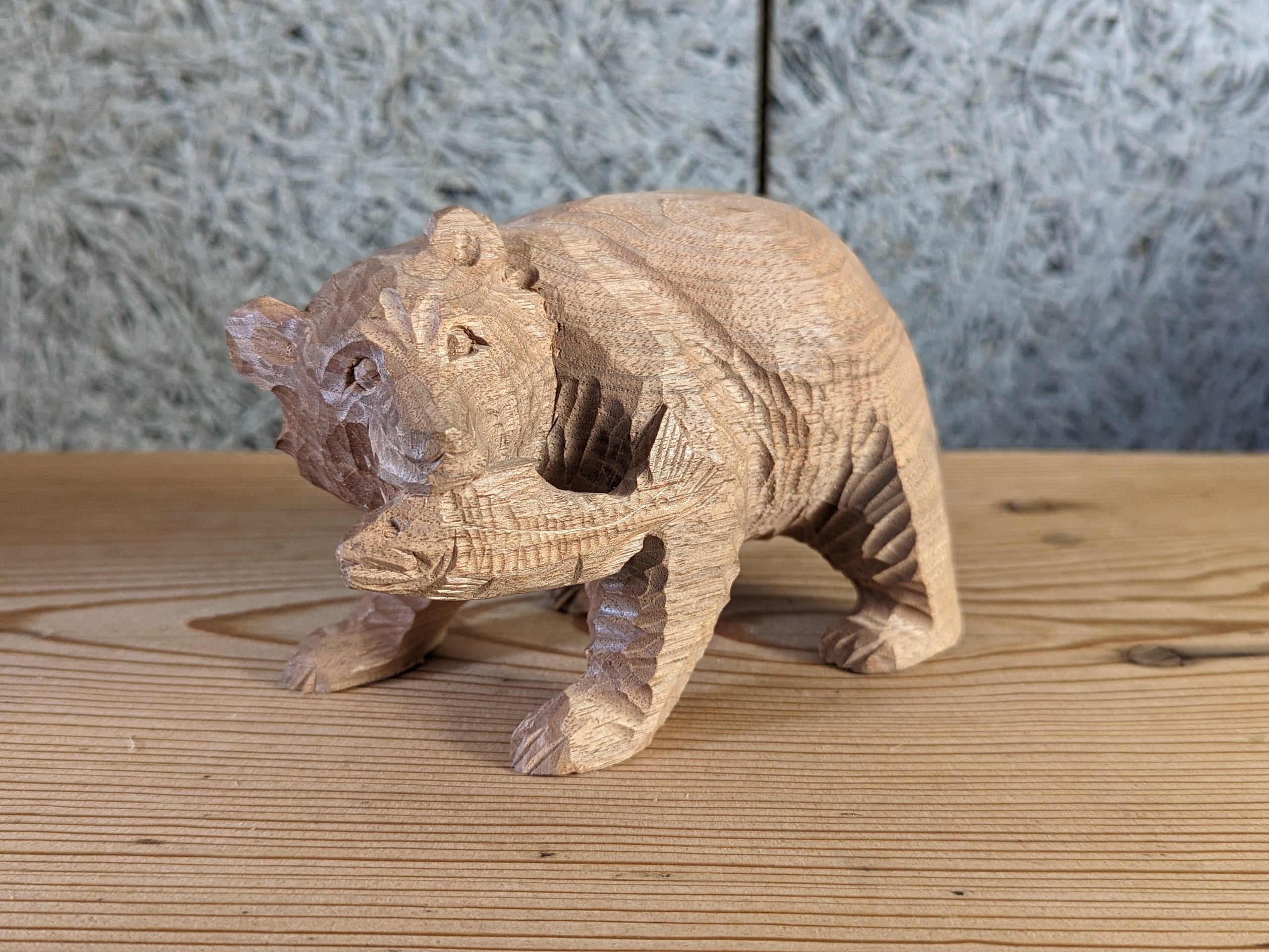 上西捷敏　鮭喰い熊　#１　|　木彫りの熊