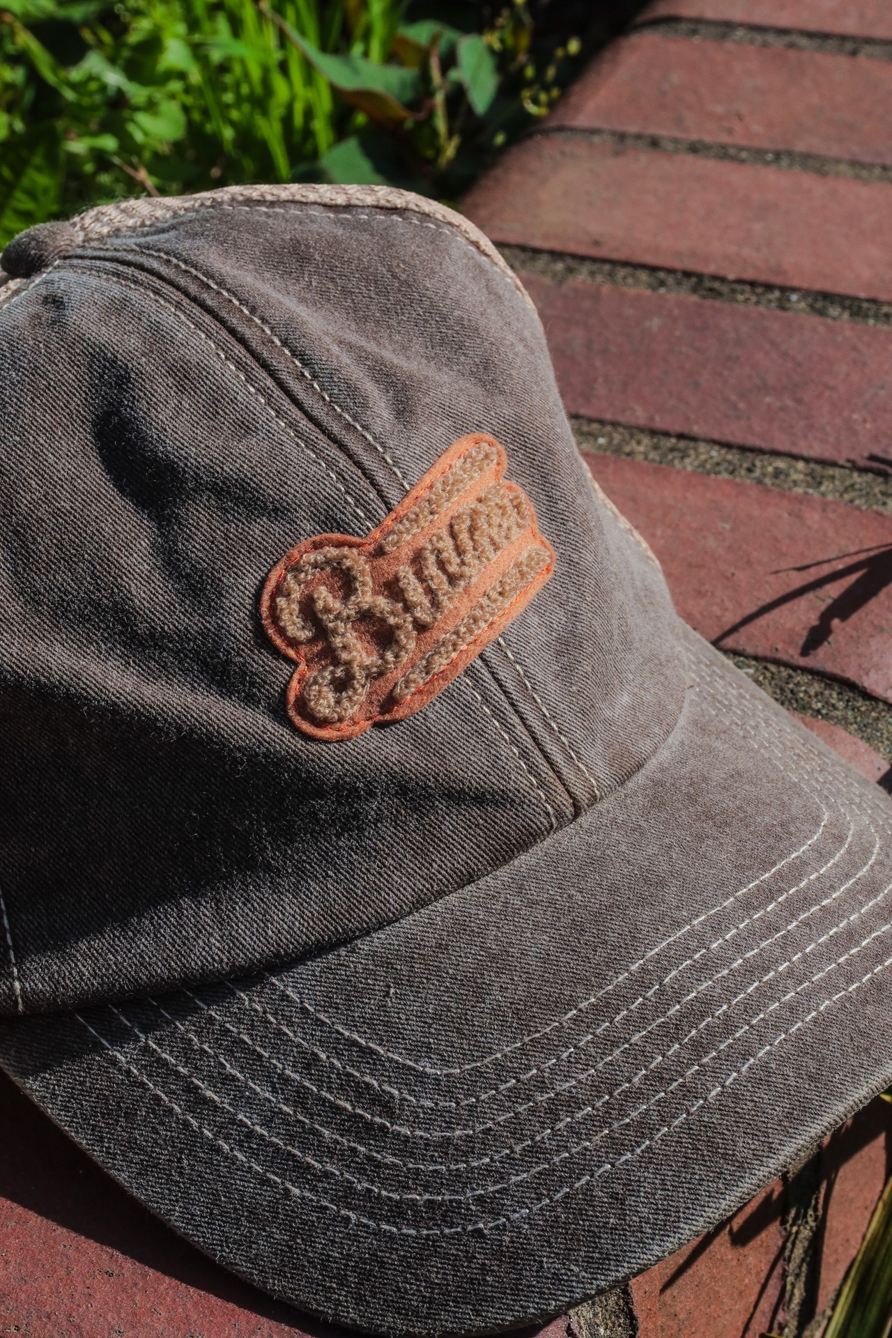 Moco Logo Washed Vintage Trucker Mesh Cap [BROWN]