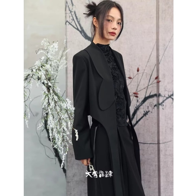 ✿フォーマルとデザイン感が融合した 上品なスーツ！【大青龍肆シリーズ】★チャイナ風アウター★ チャイナ風 スーツ オリジナル すっきり ショート丈