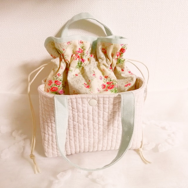 ヌビキルトのあおりポケット付き巾着ポーチ　モスグリーン＆赤いお花