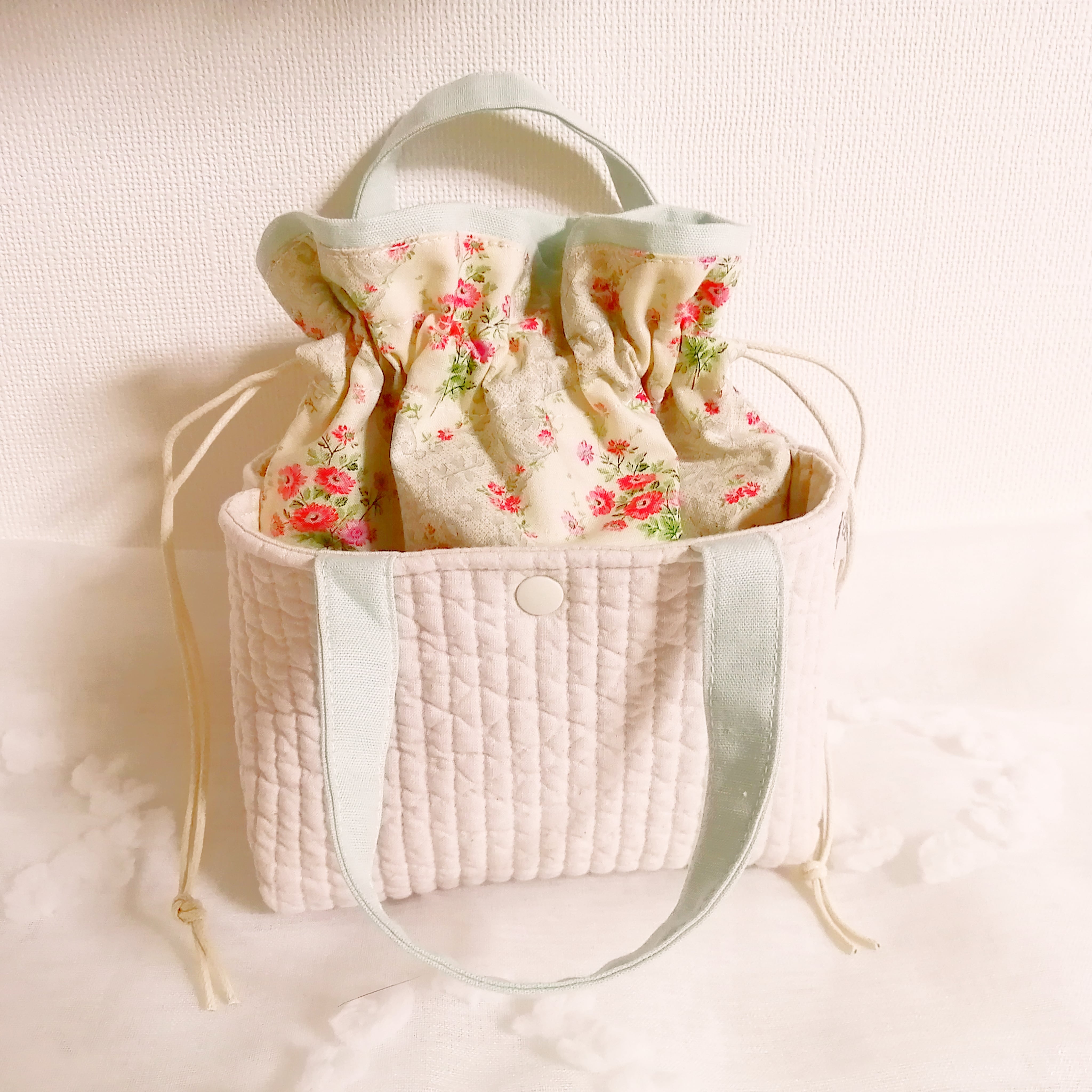 ヌビキルトのあおりポケット付き巾着ポーチ モスグリーン&赤いお花