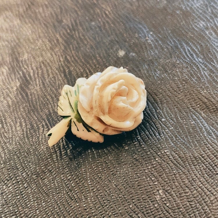 ボーン製 白い薔薇のブローチ（b37） Antique L'armoire de TSUBAKI