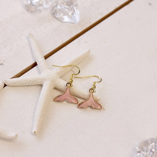 ★ハワイアン雑貨★ハンドメイドピアス／夏／海／貝／くじらの尻尾ピアス／ゴールドカラー＜3 ピンクホエールテール＞