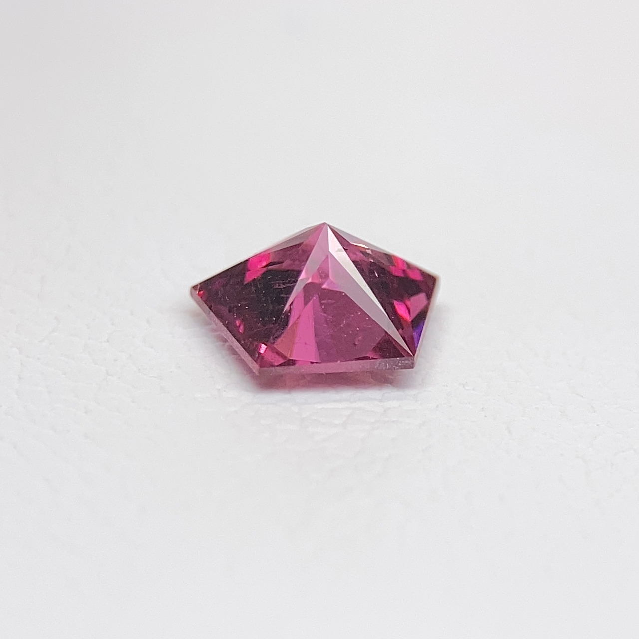 ロードライトガーネット 0.580ct 赤紫色 簡易ソーティング付き r-0383