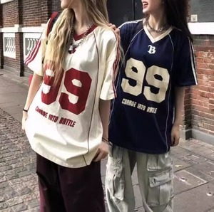 レディース トップス Tシャツ 半袖 Vネック 襟なし オーバーサイズ ストリート かわいい カジュアル おしゃれ かっこいい ラフ ボーイッシュ スポーティー ルーズ 存在感 ベーシック アメリカン アクティブ ロゴ 春 夏 秋 ロングシーズン お出かけ 旅行 ジム 公園 女子会 休日 ショッピング カフェ フェス スポーツ ダンス ランニング 運動 韓国 オルチャン コーデ 楽ちん プレゼント プチプラ 普段使い 着回し インスタ映え M L XL 2XL 大きいサイズ ゆったり ゆる カラバリ