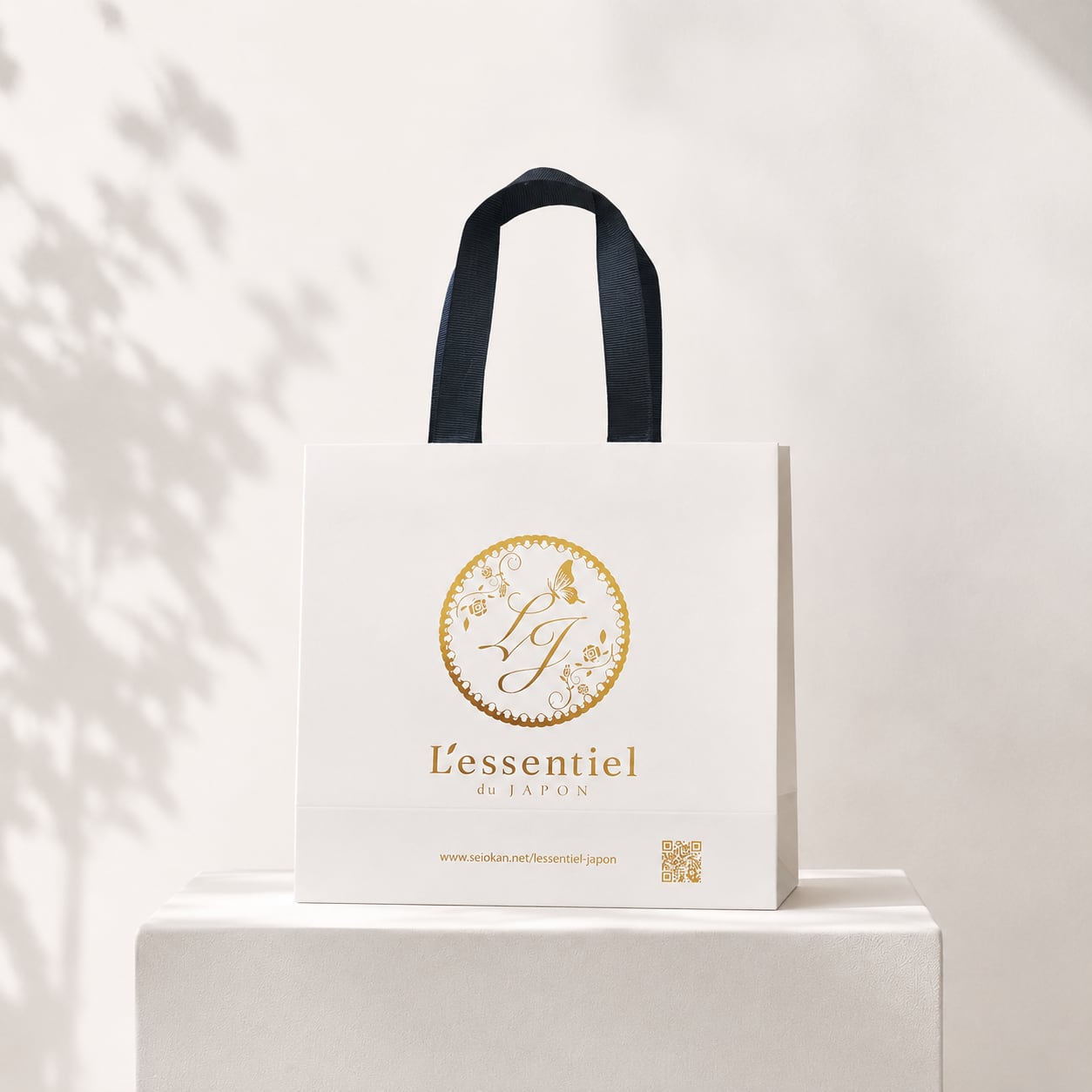 【L’essentiel du JAPON】手提げ袋 Mサイズ|ギフトバッグ 紙袋 ショッパー 200×80×200mm ホワイト 白 ゴールドロゴ 定番サイズ プレゼント ラッピング 贈り物 手土産