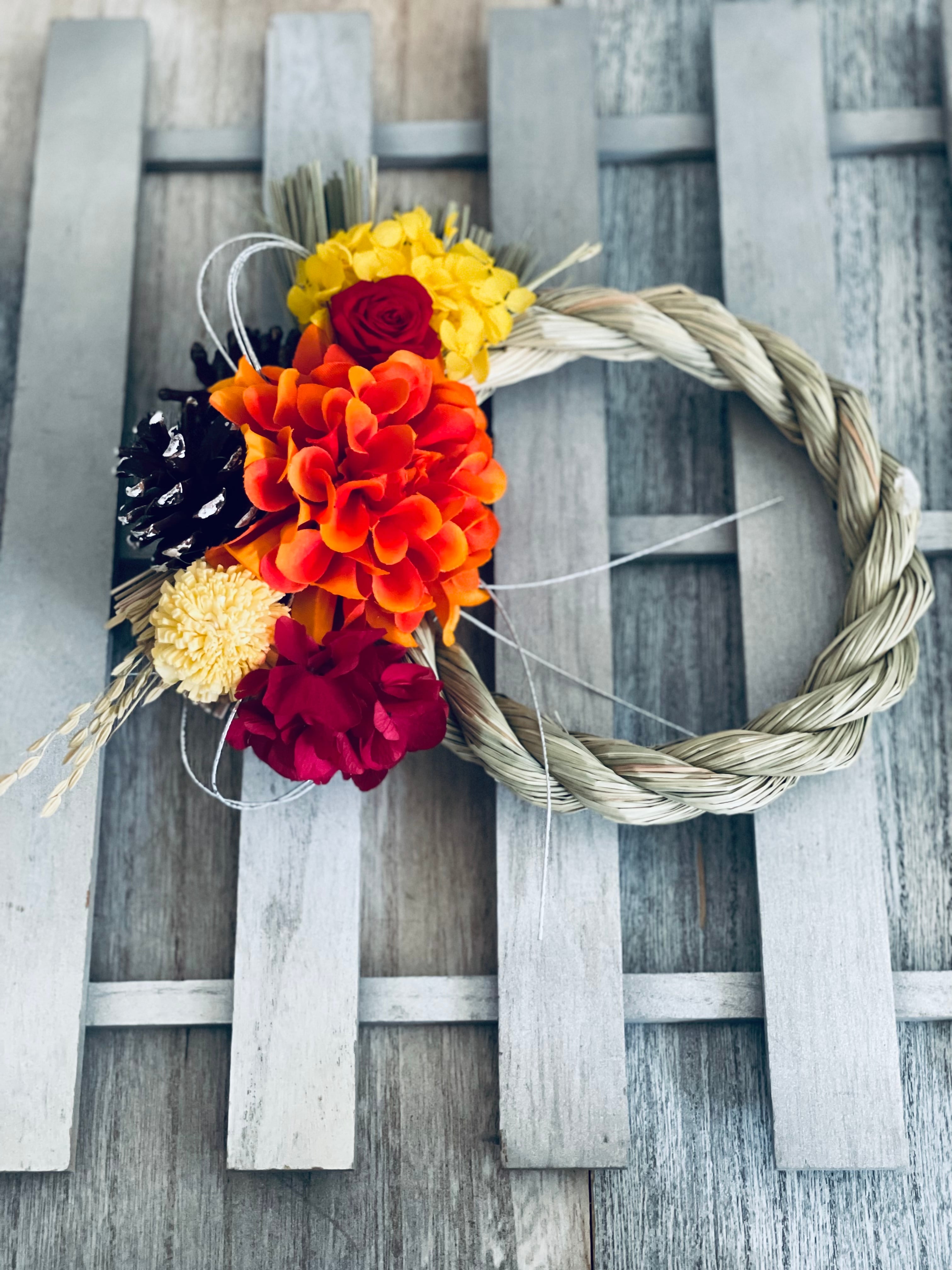 ☸オレンジダリアとバラの正月飾り しめ縄リース 花飾り☆謹賀新年