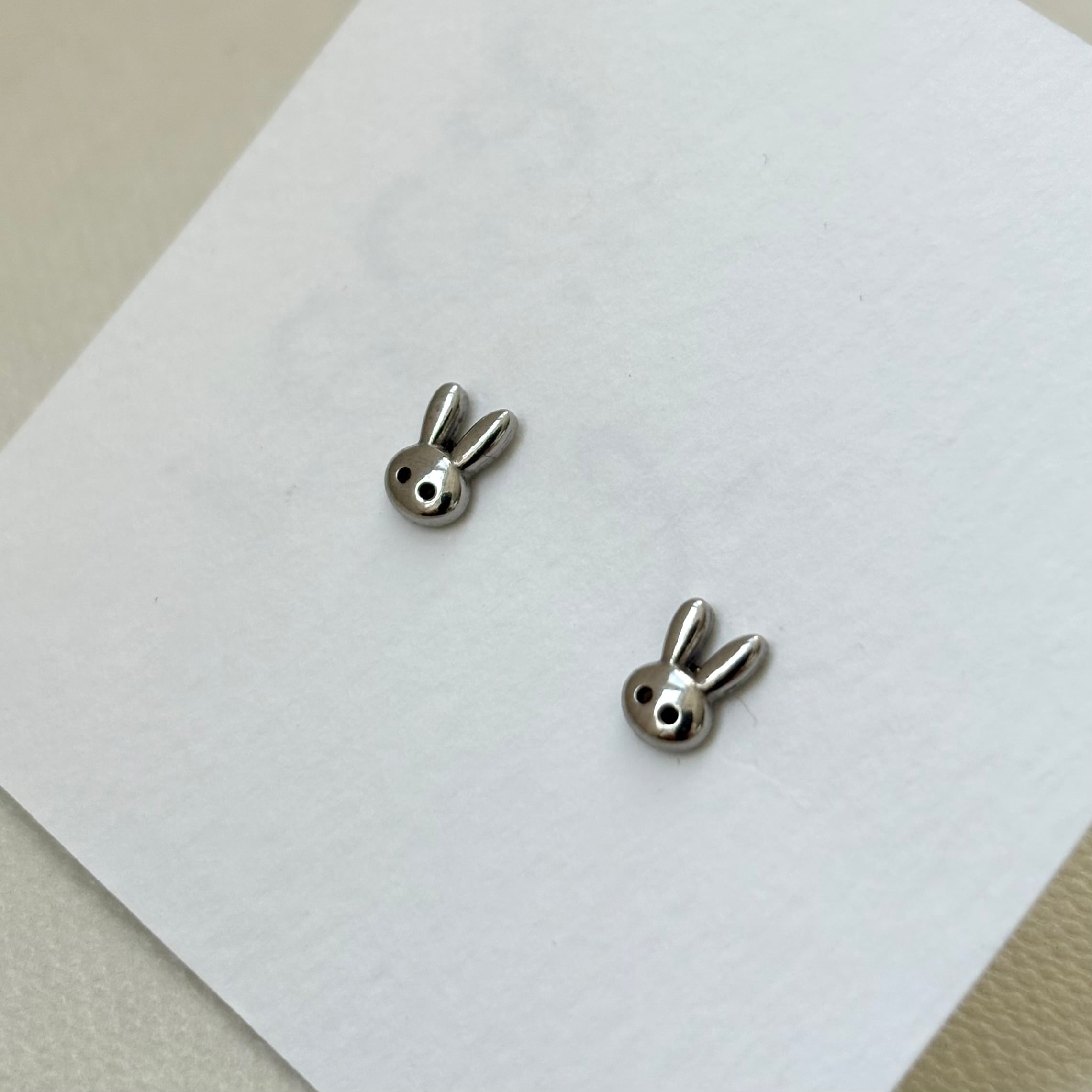 ステンレス製ラビットミニピアス【acc250803-z】メール便送料無料