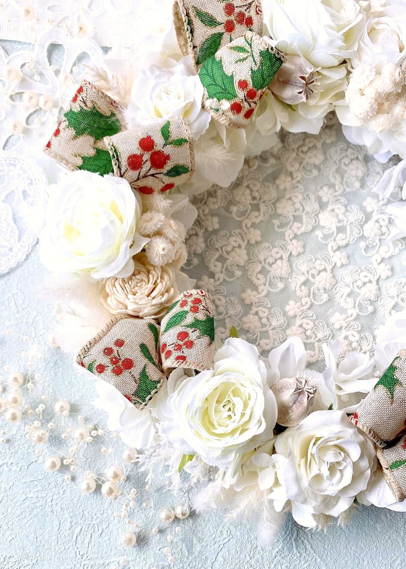 【WR-007】柊リボンのホワイトクリスマスリース｜上品で華やかな冬の贈り物｜ナチュラルインテリア・ギフトにもおすすめ