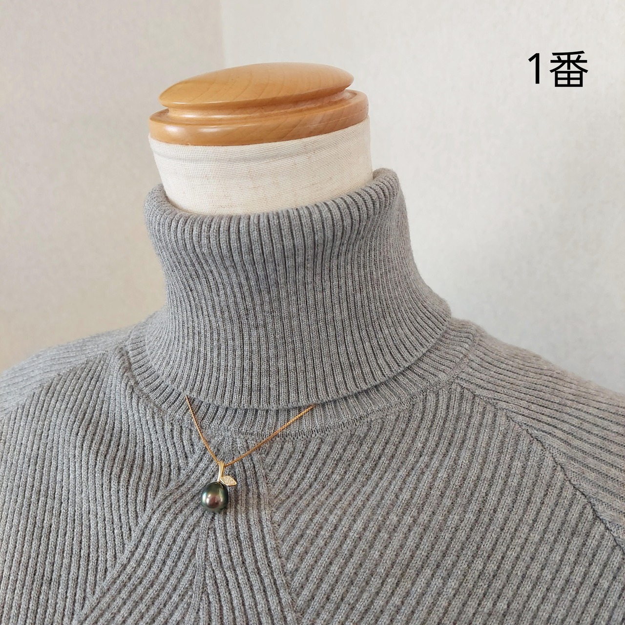 リンゴペンダント(1番～２番)白蝶真珠・黒蝶真珠ペンダントトップ＆シルバースライドチェーン付き