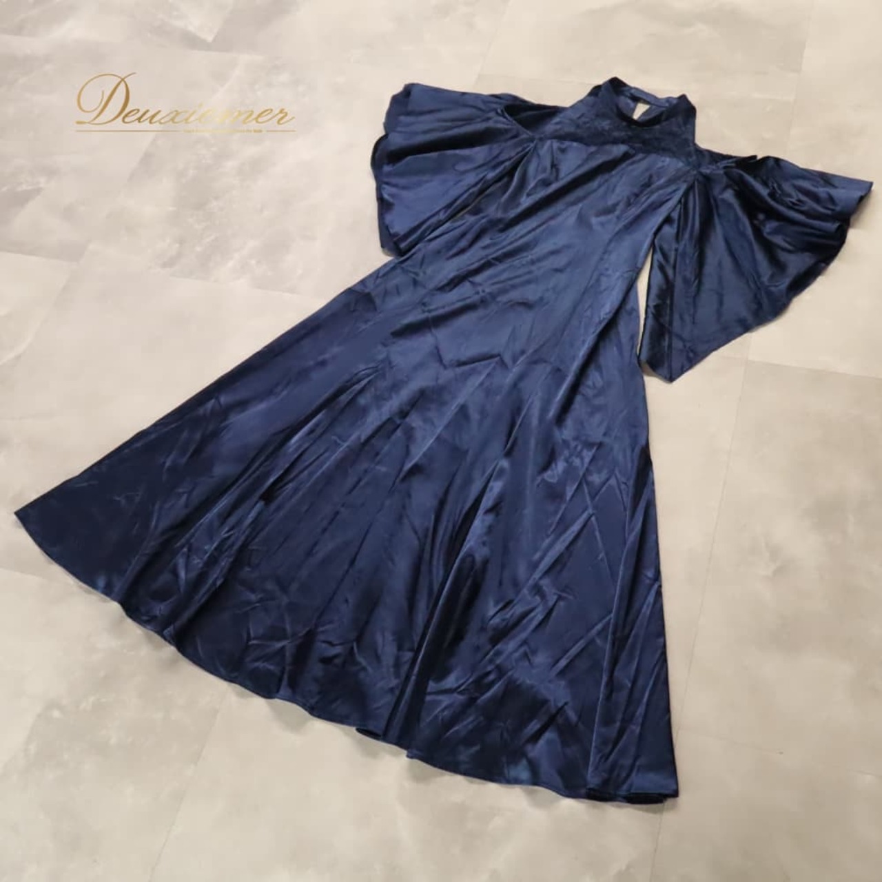 フラダンス 衣装 BLUE HEAVEN COMPANY ブルーヘヴンカンパニー ワンピース ドレス ネイビー系 紺 サテン生地 光沢感 レース フレアスカート ハワイアン アロハ フラ ダンス レッスン 練習 ハワイアンダンス 無地 シンプル 高級感 華やか かわいい おしゃれ 上品 大人っぽい