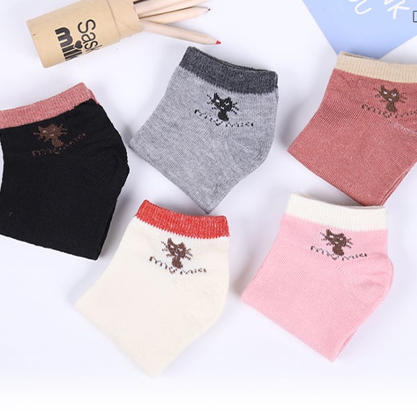 ちょっぴりミステリアスな猫ちゃんがデザインされているスニーカーソックス♪