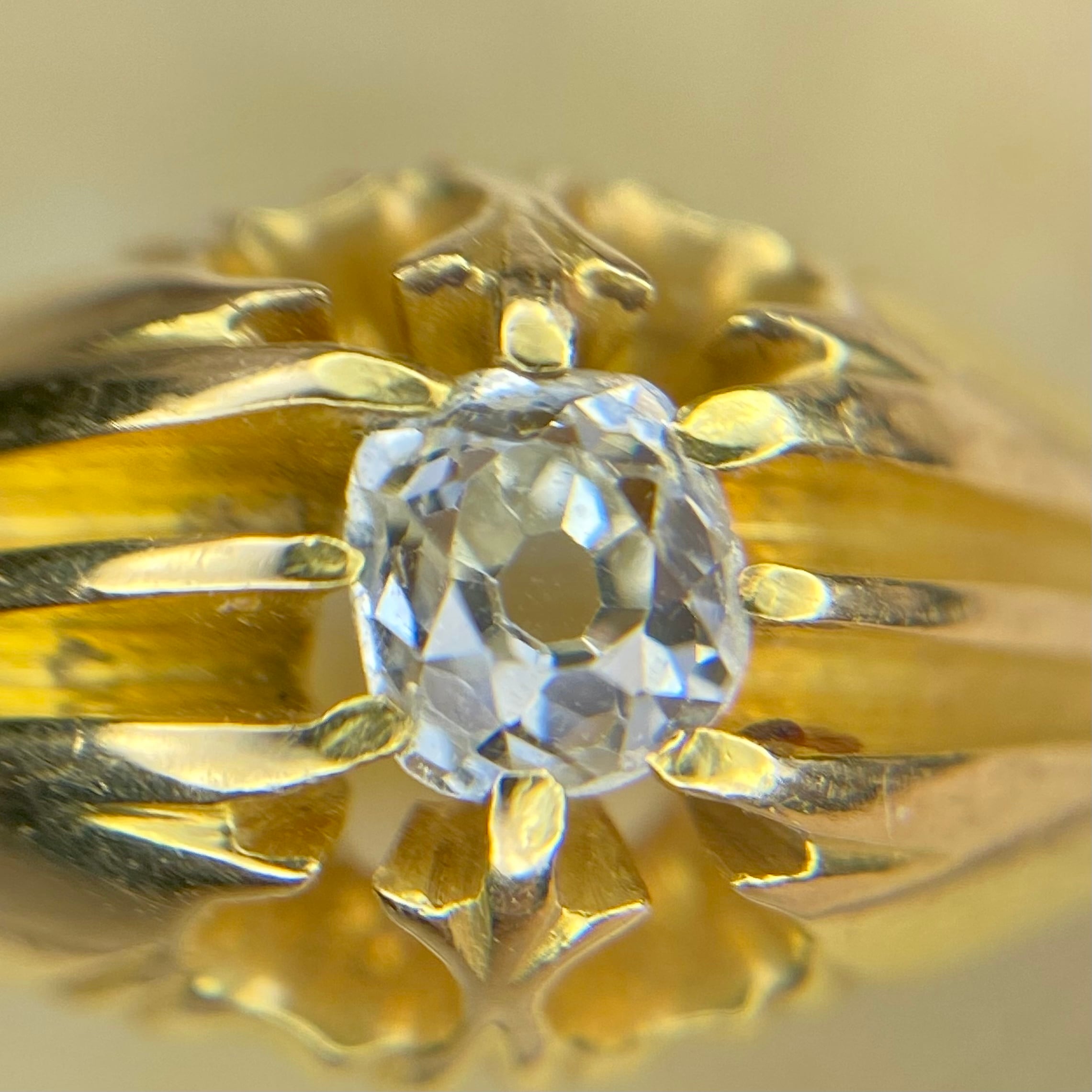 イギリス1856年製アンティークリング✨18金たっぷり♪オールドマインカットダイヤの美しさにキュン✨/DR00386