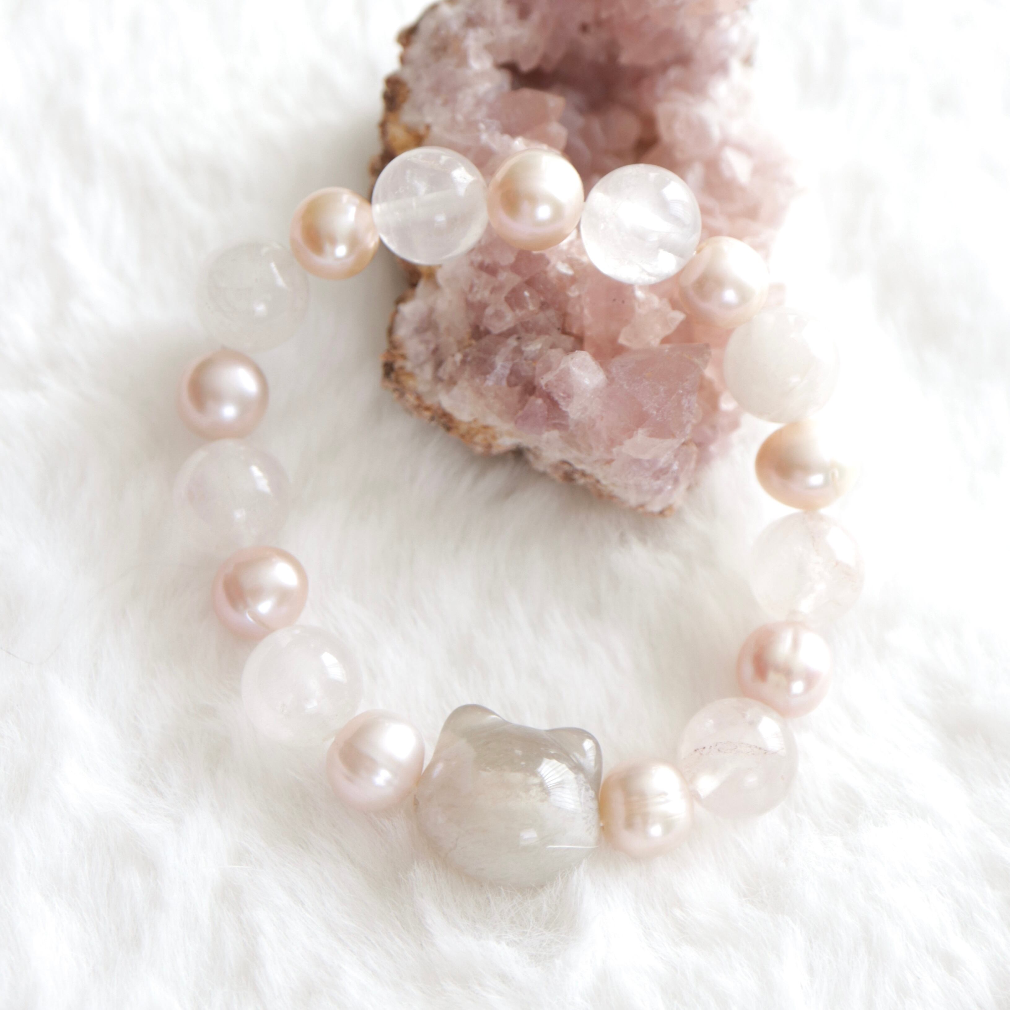 【1点もの】水晶&淡水パール《猫の微笑み》|天然石ブレスレット